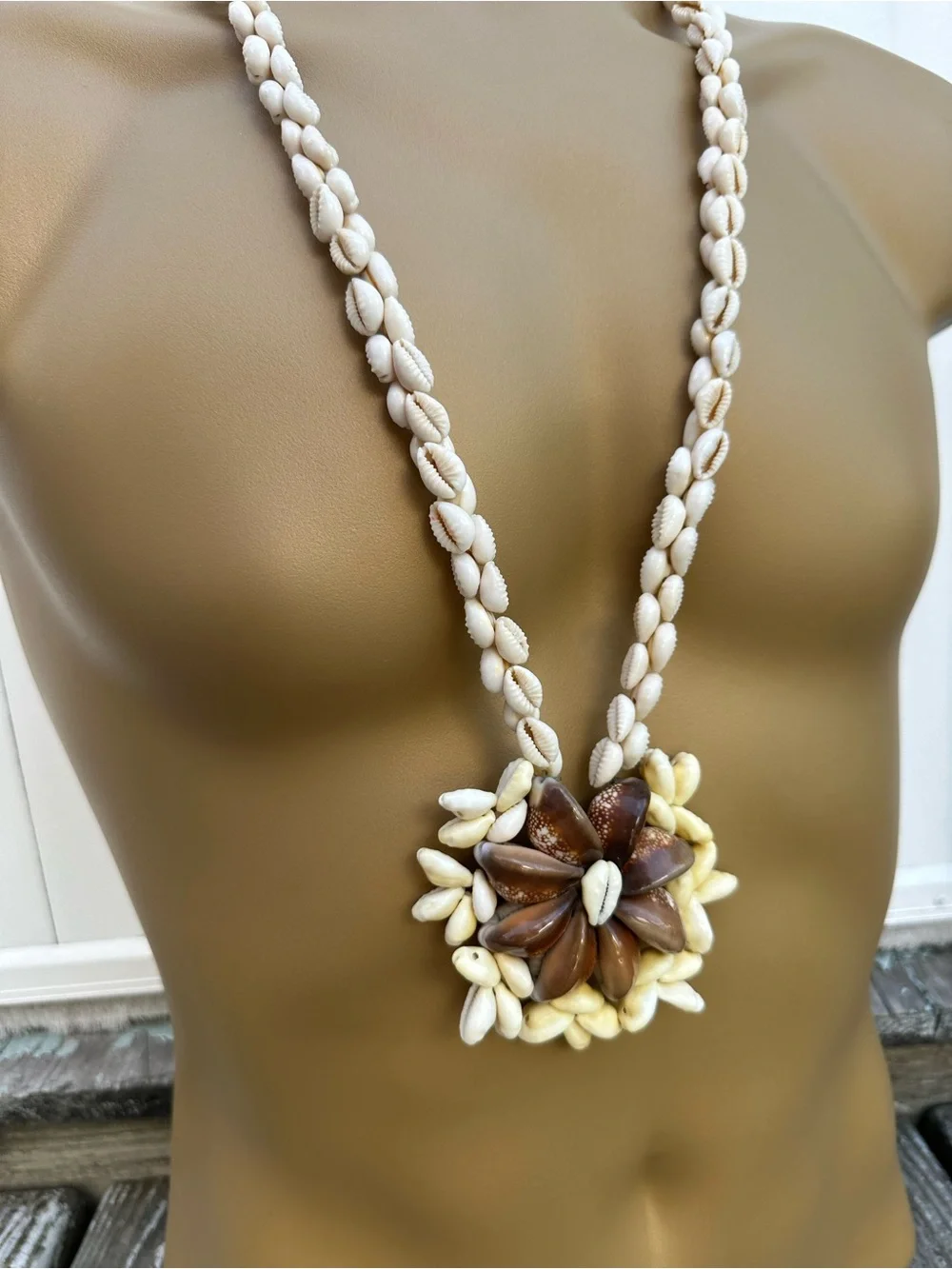 Tahitian Lace Medallion Lei